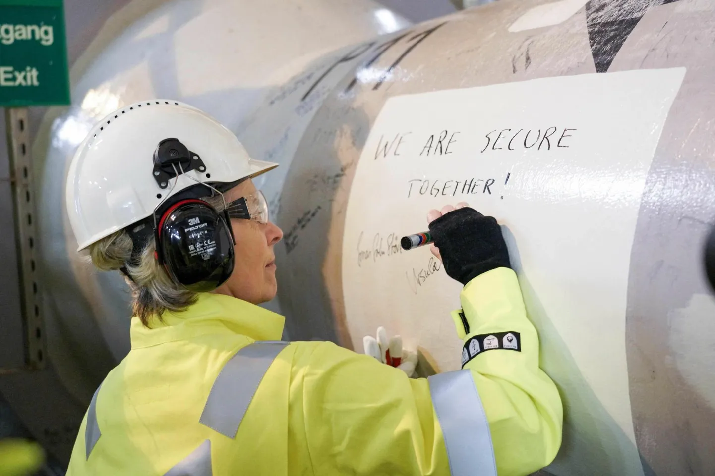 Euroopa Komisjoni president Ursula von der Leyen panemas allkirja Norrast tulevale Trolli gaasijuhtmele.