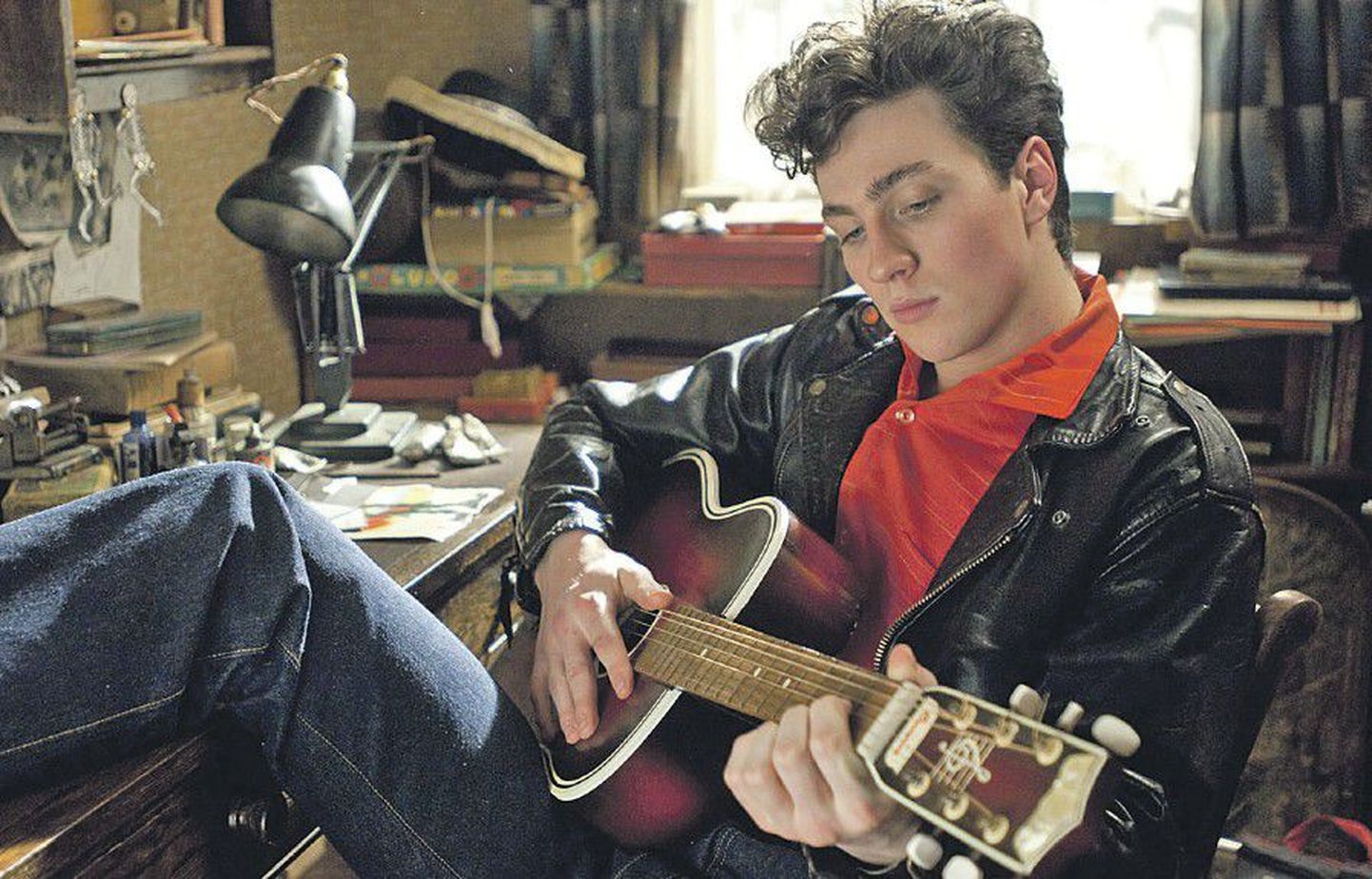 Молодой Джон Леннон (Аарон Джонсон) обретает точку опоры в музыке, помогающей пережить и осмыслить отсутствие понимания в мире взрослых.