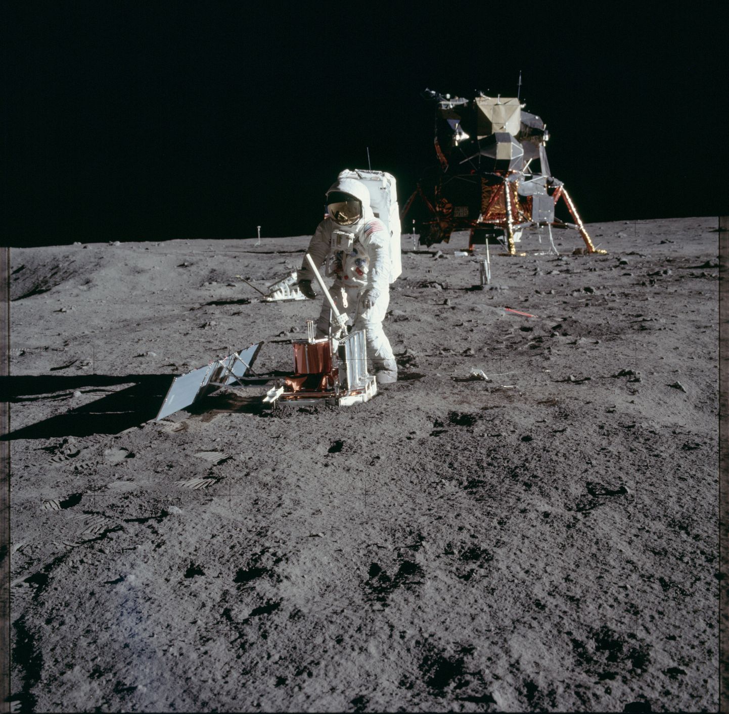 Astronaut Buzz Aldrin Kuu pinnaseproove kogumas.