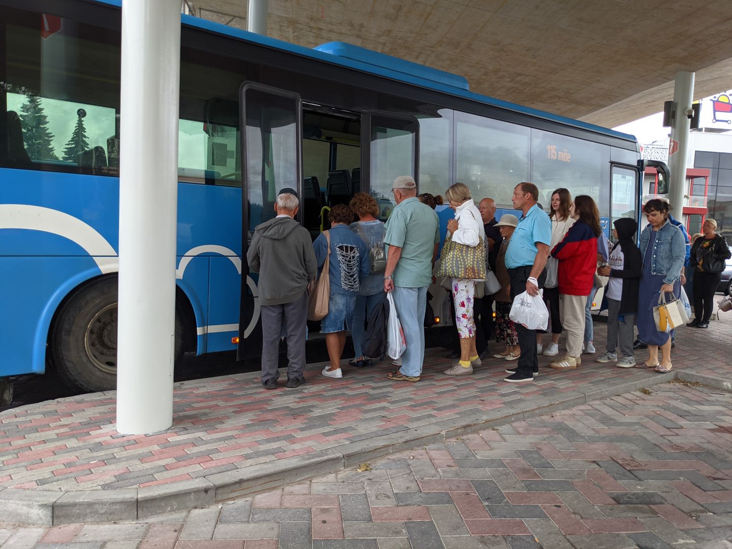 Esmaspäeva pärastlõunal läksid Jõhvi bussijaamas Sillamäe bussile puha ilma maskita inimesed.