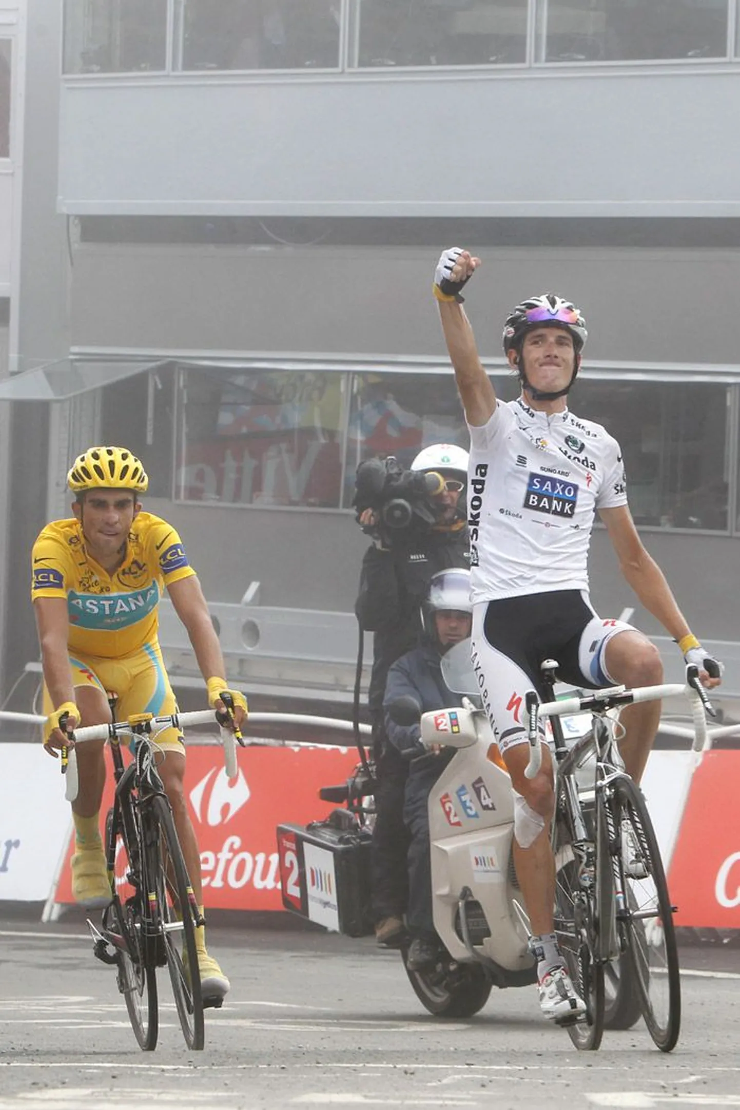 Andy Schleckil (paremal) õnnestus küll võita eilne raske etapp, aga velotuuri üldliidriks jäi siiski Alberto Contador.