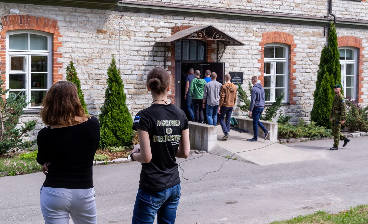 Kaitseressursside amet (KRA), mille haldusalasse kuulub eeskätt ajateenistus. 
Kutsealuste esimene päev staabi- ja sidepataljonis.