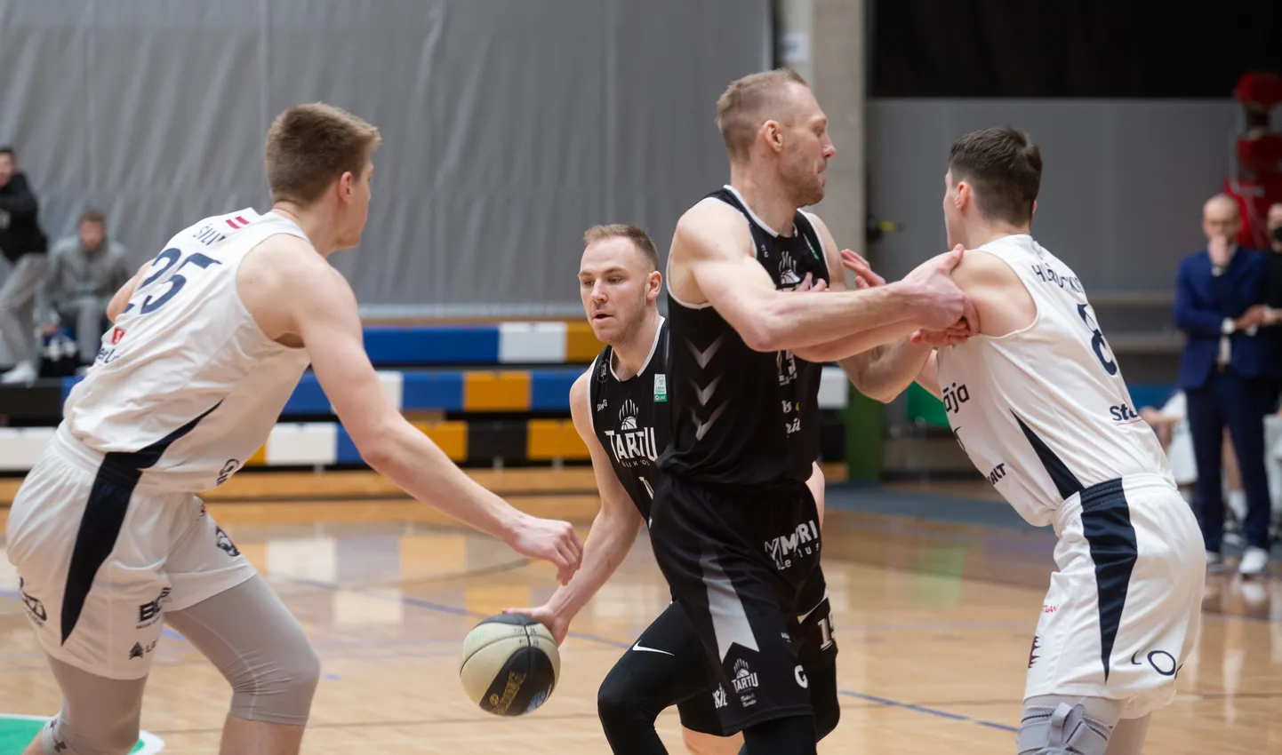 Tartu poolelt oli küll heas hoos Adomas Drungilas (mustas ees), kes meeskonna parimana viskas 14 korvi, aga et tema punktid tulid peamiselt kaugvisetest, siis üldine mängupilt kaldus mängu jooksul üha enam VEFi kasuks. Pildil põhihooaja viimane mäng BK Liepaja vastu.