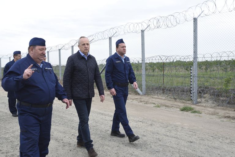 Ungari vanglateenistuse asejuht Jozsef Lajtar (vasakul) näitab Ungari siseminister Karoly Kontratile (keskel) uut piiritara. Siseministri sõnul on nüüd Ungari julgeolekuolukord veelgi parem. FOTO: Zoltan Gergely Kelemen/AP/Scanpix