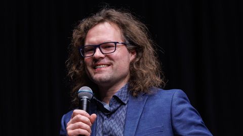 Hiljuti Siiri Sisaskist lahku läinud dirigent Endrik Üksvärav naudib juba uue kaaslanna seltsi