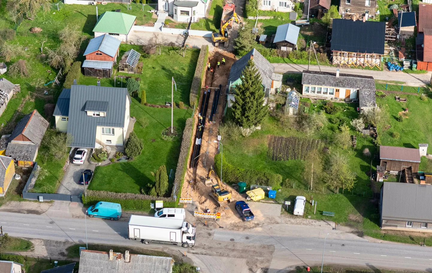 Pärna puiesteel käivad praegu kaevetööd, et rajada soojustorustik Valga ja Valka koostootmisjaama vahele.
