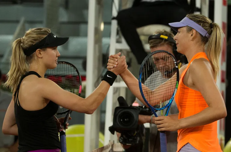 Pärast kohtumist surusid Eugenie Bouchard (vasakul) ja Maria Šarapova omavahel siiski kätt.