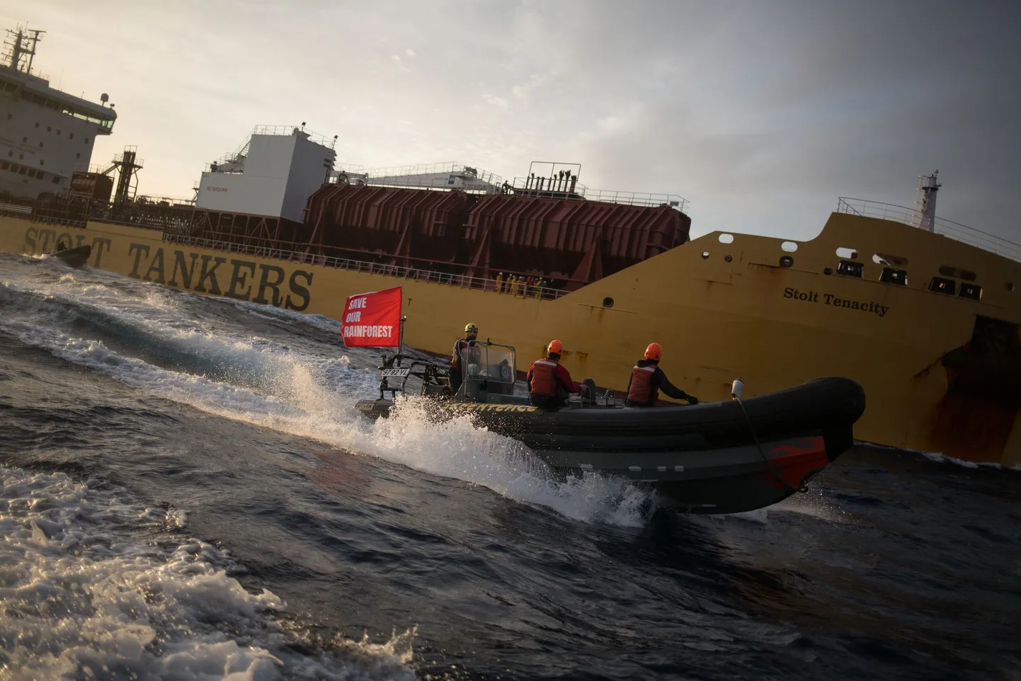 Greenpeace'i aktivistid tankerile lähenemas.