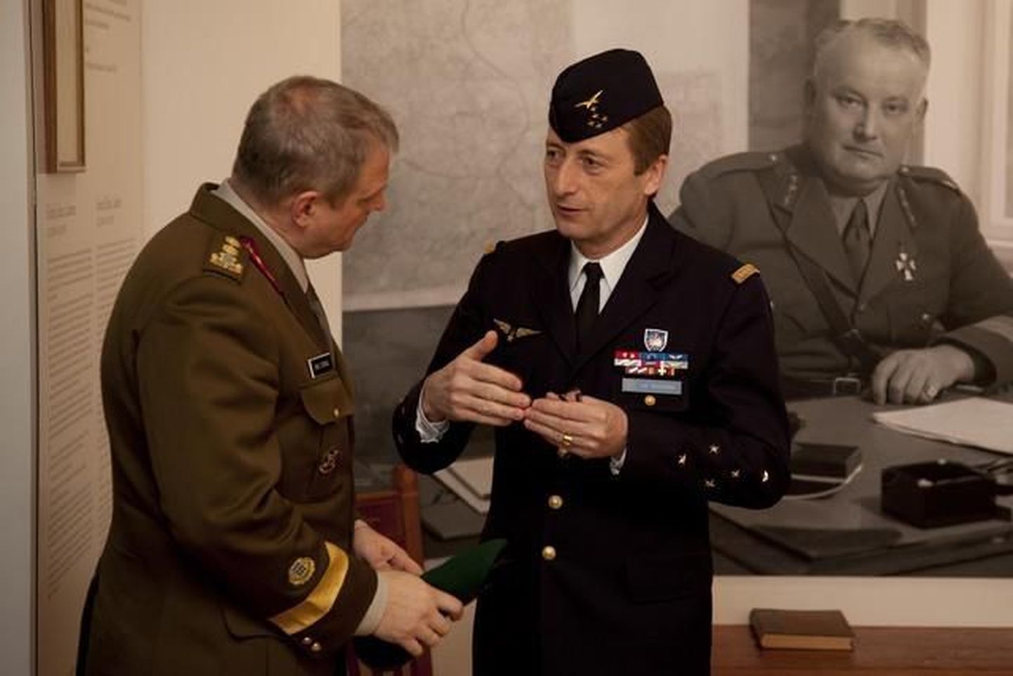 Euroopa Liidu sõjalise komitee esimees kindral Patrick de Rousiers ja Kaitseväe juhataja kindralmajor Riho Terras.