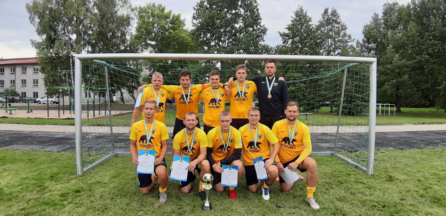 Pärnu Vapruse jalgpallimeeskond sai 18 aastat pausil olnud Pärnumaa meistrivõistlustel viiest mängust viis võitu ja teenis esikoha.
