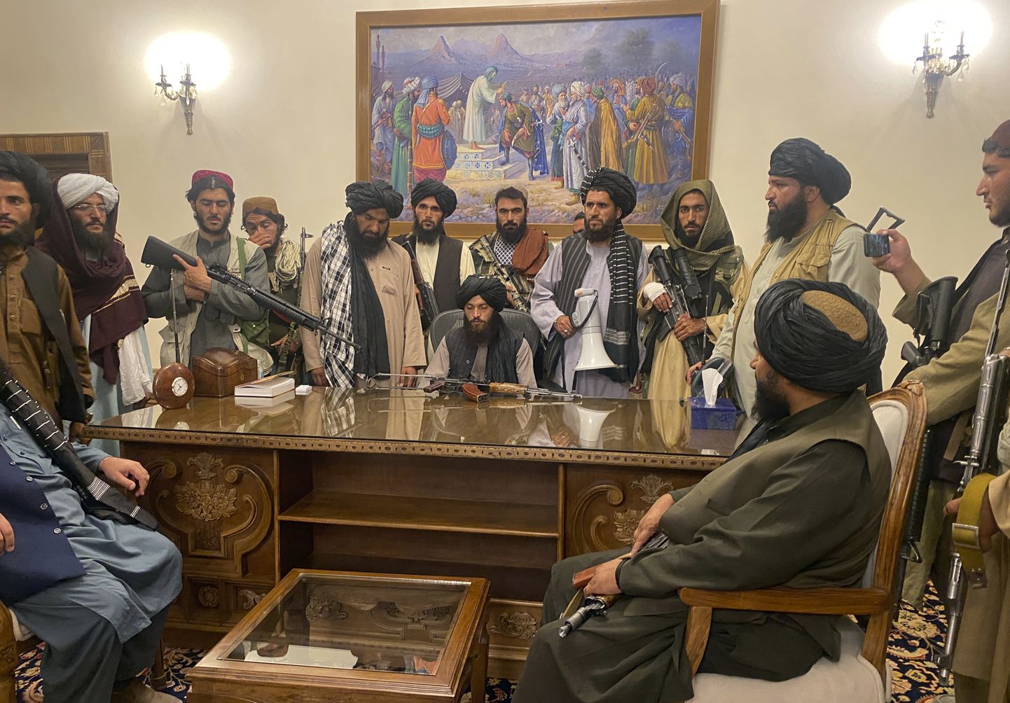 Talibani võitlejad võtsid kontrolli Kabuli presidendipalee üle.