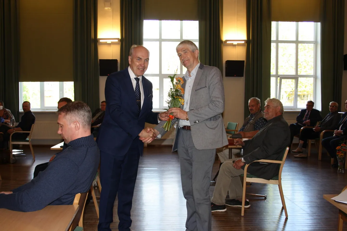 Värskelt volikogu esimeheks valitud Aivar Kokk (vasakul) õnnitleb uut Jõgeva vallavanemat Tiit Läänet.