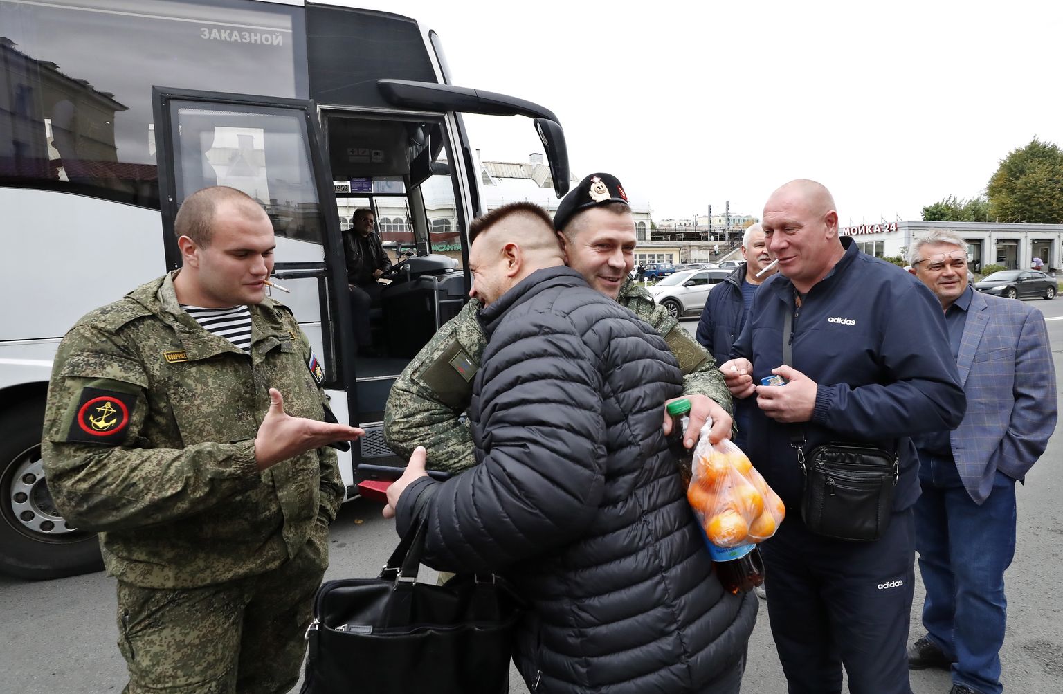 Venemaa sõjaväe osalise mobilisatsiooni käigus mobiliseeritud jätmas Peterburis oma sugulastega hüvasti.