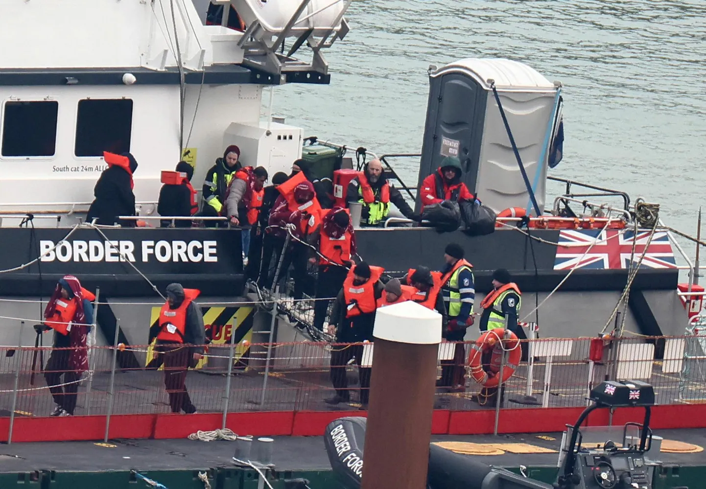 Briti piirivalve aitas üleeile Doveri sadamas oma aluselt maha migrante, kes üritasid kummipaadiga ületada La Manche’i väina.