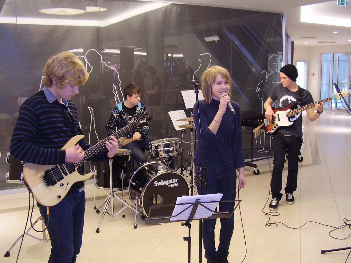 Kalle Pilli (kitarr), Rauno Pella (trummid), Lee Taul (laul) ja Martti Laas (bass).