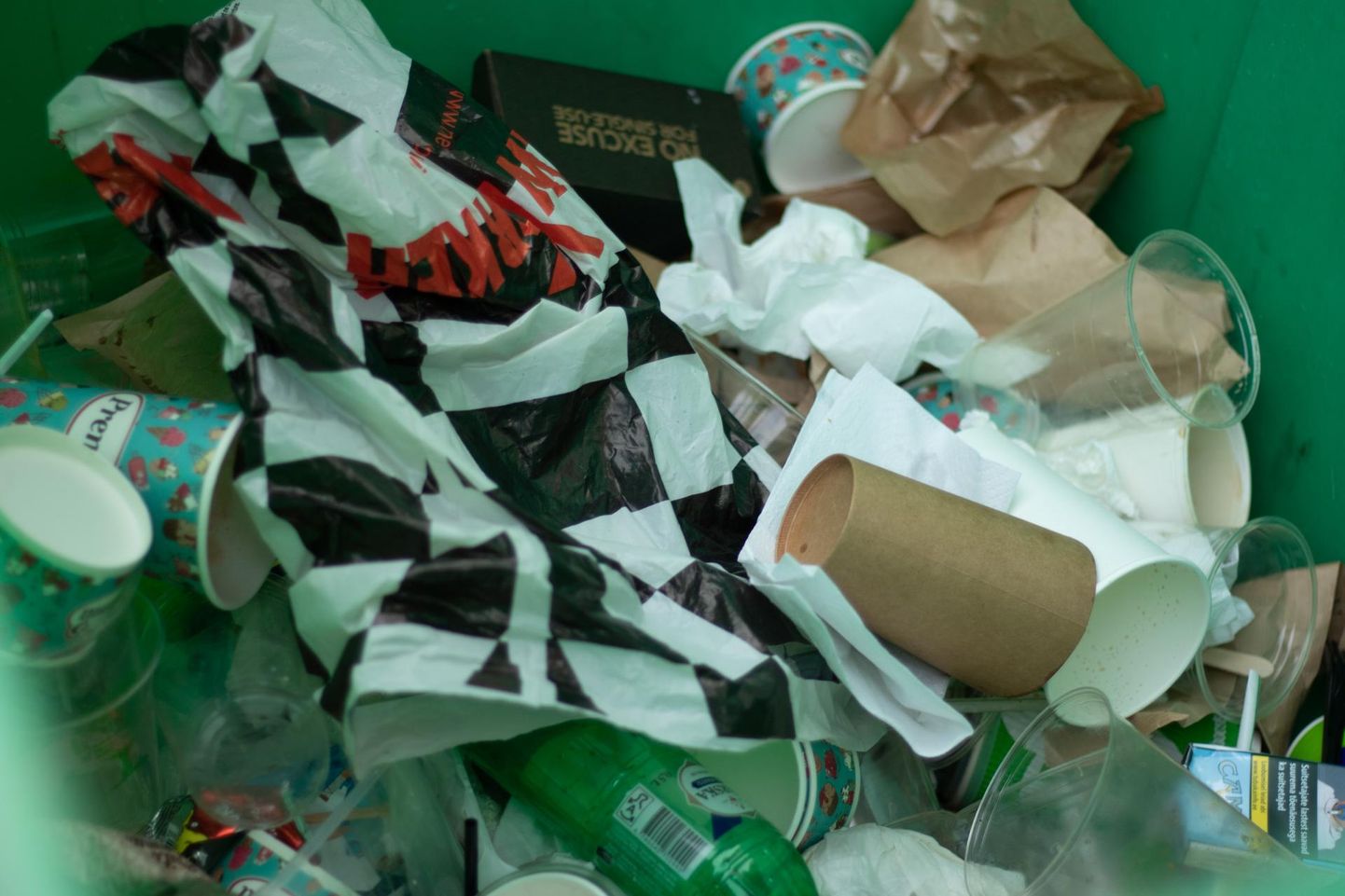 Üleriigilise keskkonnakampaania käigus koguvad õpilased kokku pudelid ja plekkpurgid, mis tihti ei leia teed taaraautomaatidesse ja sealt taaskasutusse.