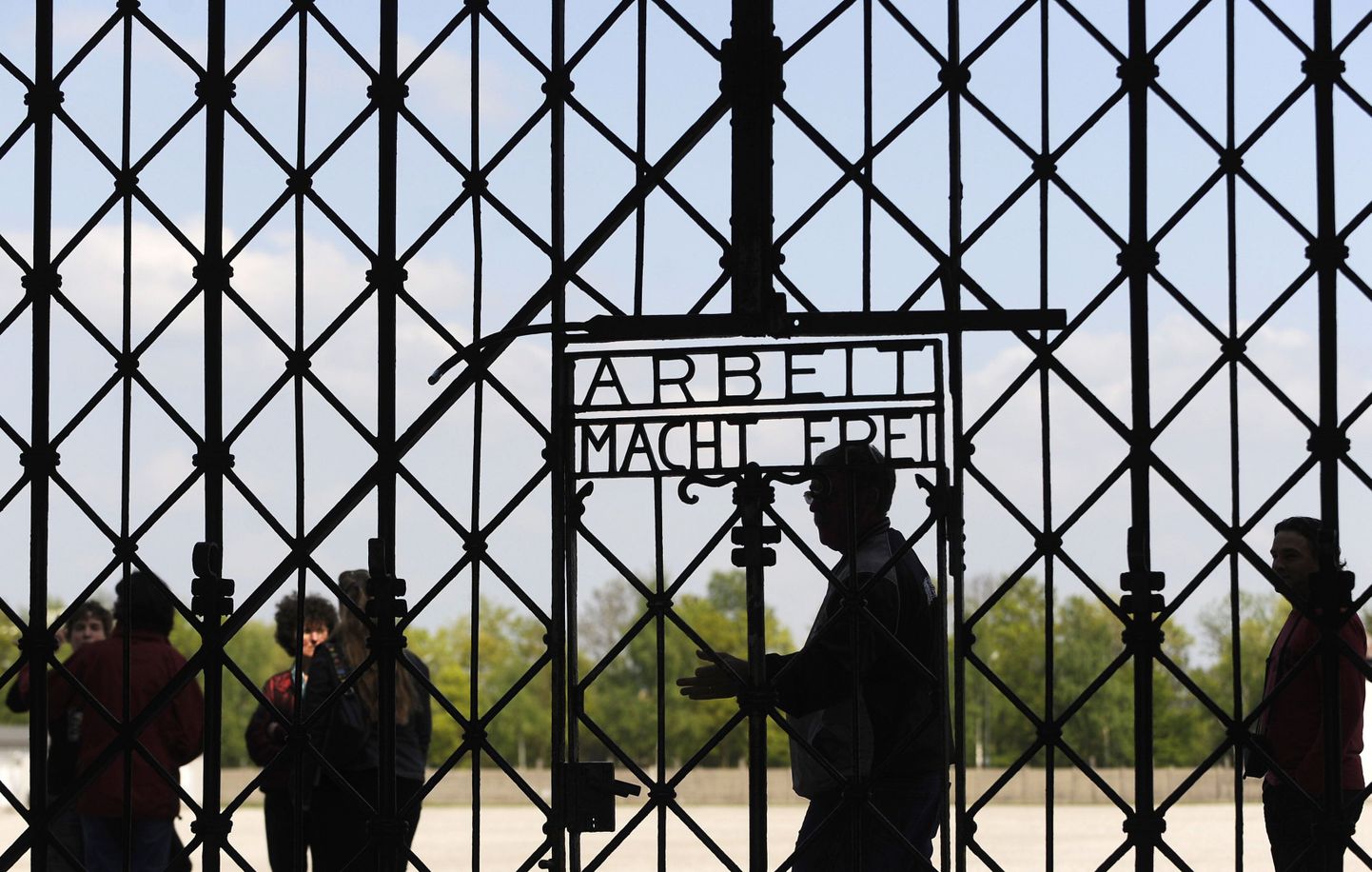 Dachau koonduslaagri värav ja silt «Arbeit macht frei» (Töö teeb vabaks).