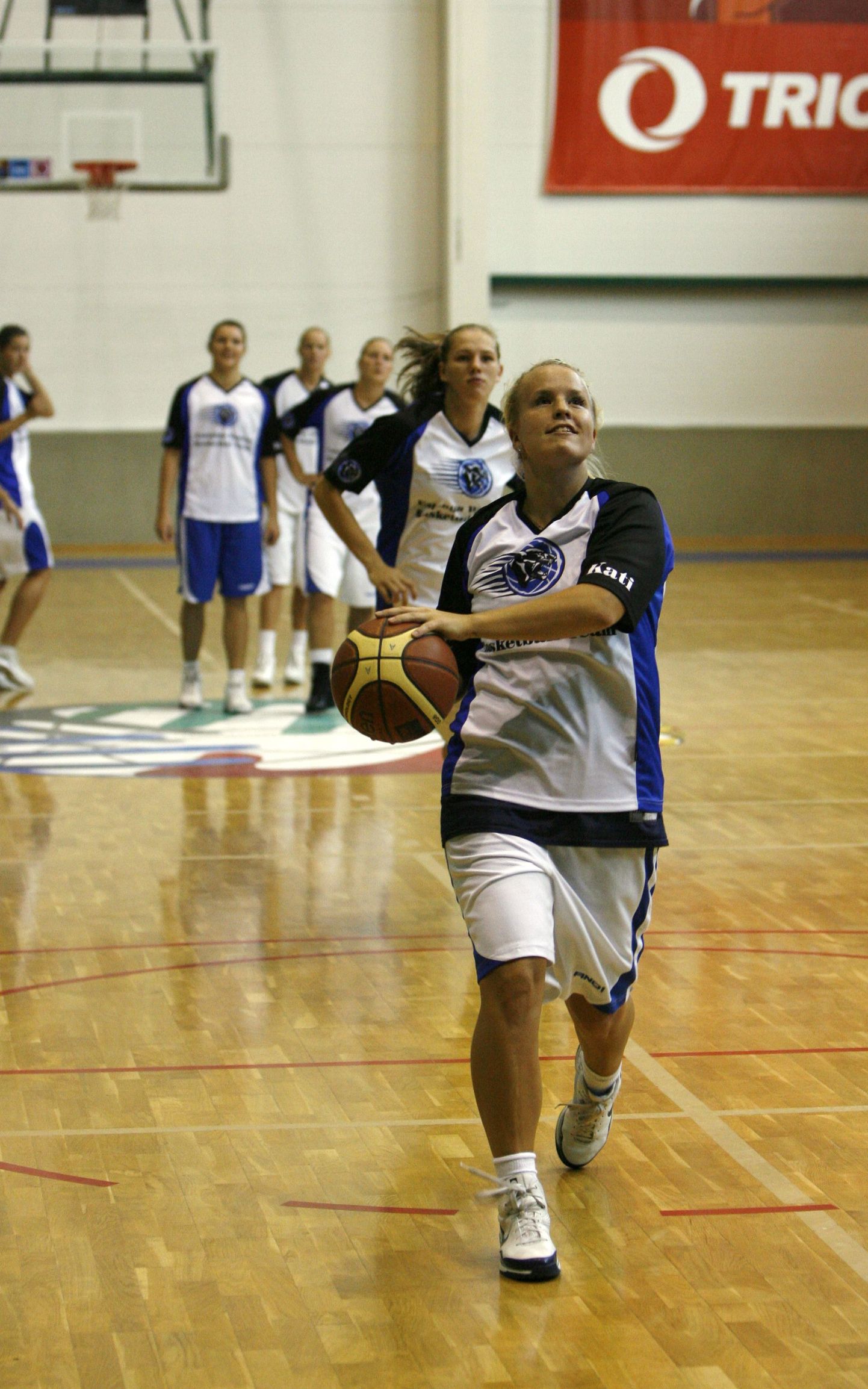 Eesti naiste korvpallikoondise treening, esiplaanil Kati Rausberg.