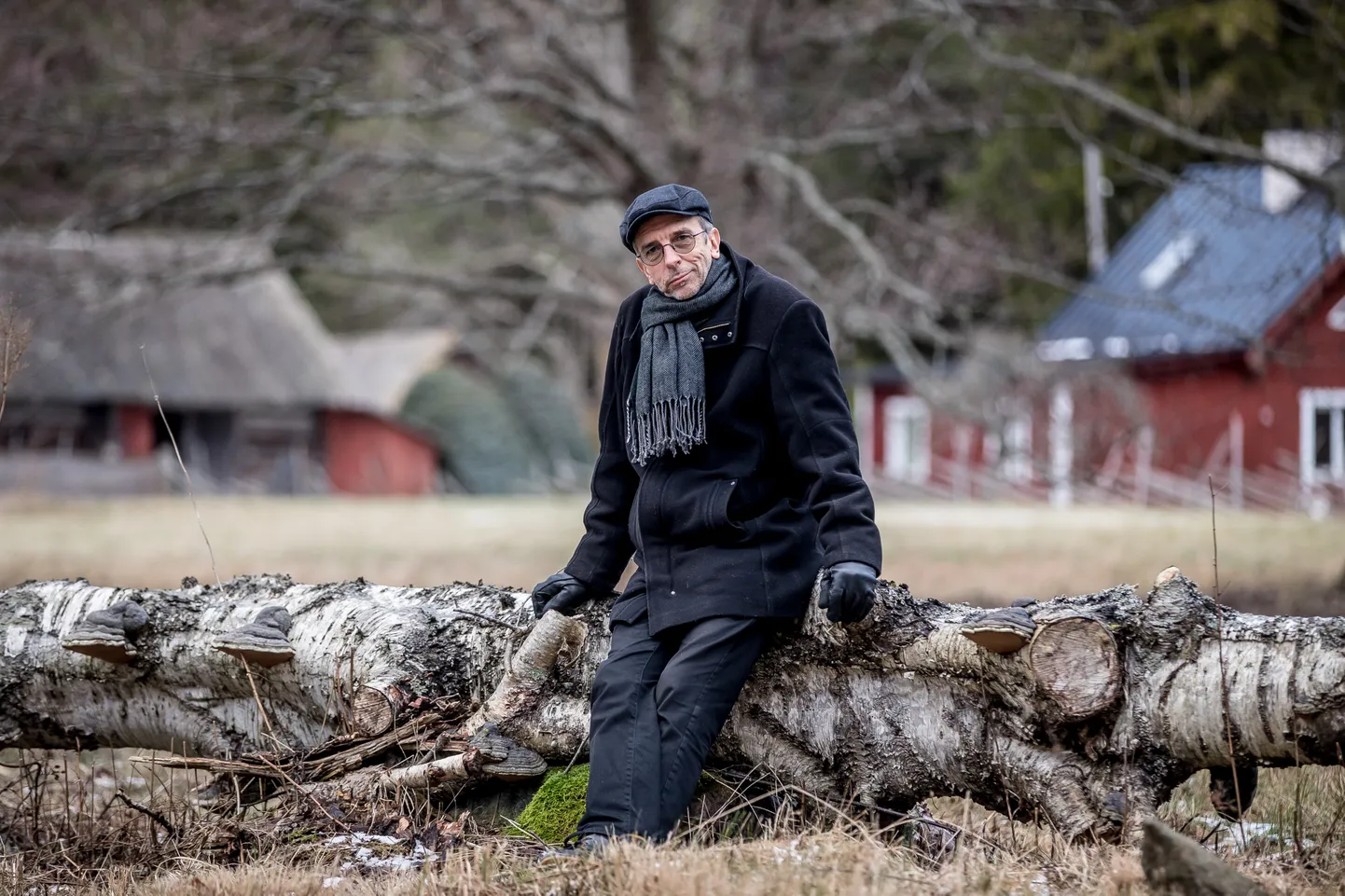 Erkki-Sven Tüür oma koduaias Hiiumaal.