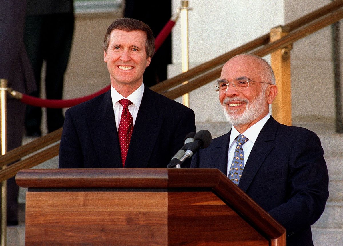 No kreisās: ASV aizsardzības ministrs Viljams Koens un Jordānijas karalis Huseins bin Talals