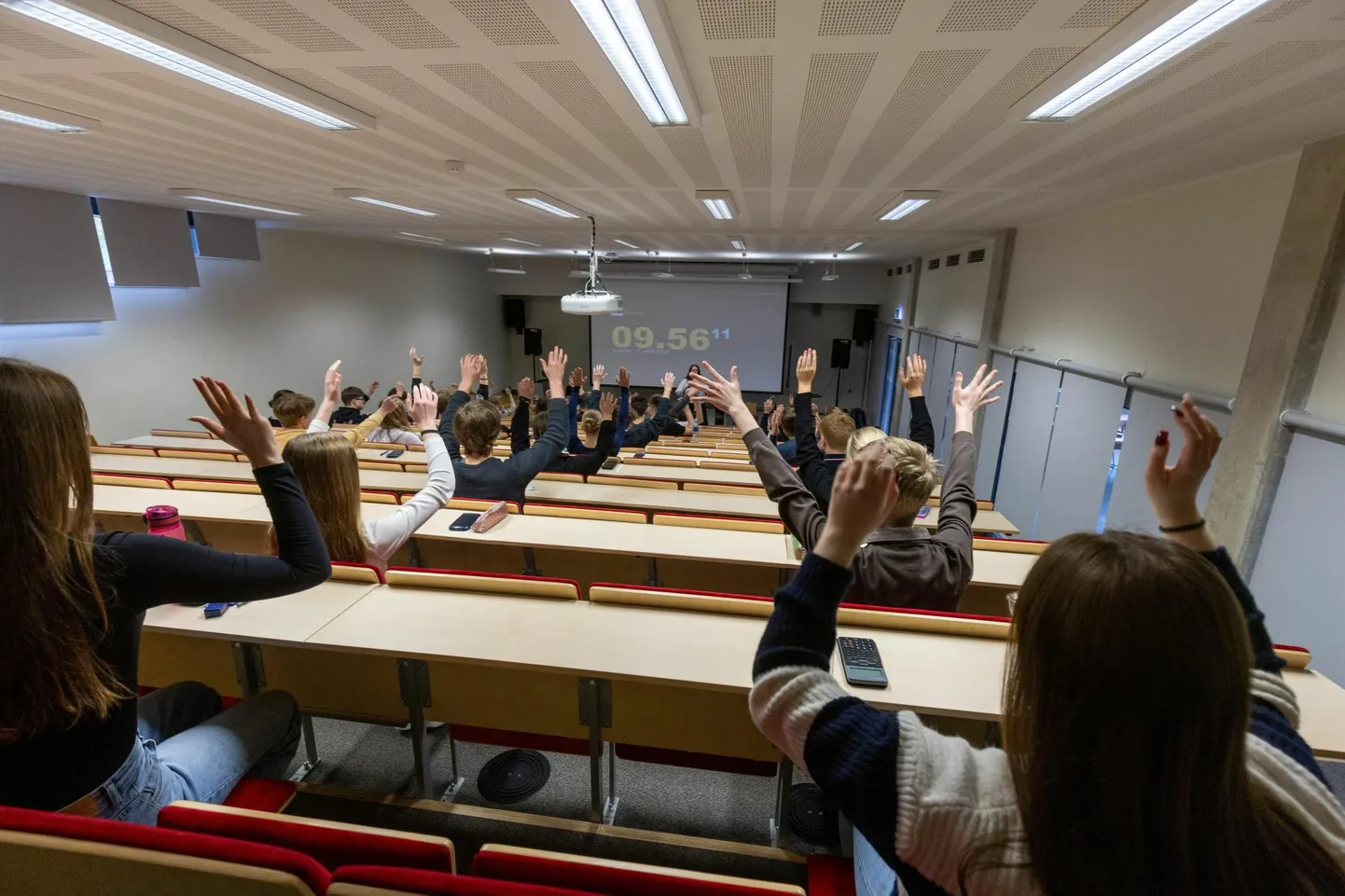 Kui mullu tuli põhikoolilõpetajatel gümnaasiumi pääsemiseks aprilli keskel test teha, siis tänavu jäeti see ära ning noori ootab selle asemel sisseastumisvestlus. Pildil möödunudaastane käekellakontroll Viljandi gümnaasiumis enne testi sooritama hakkamist.