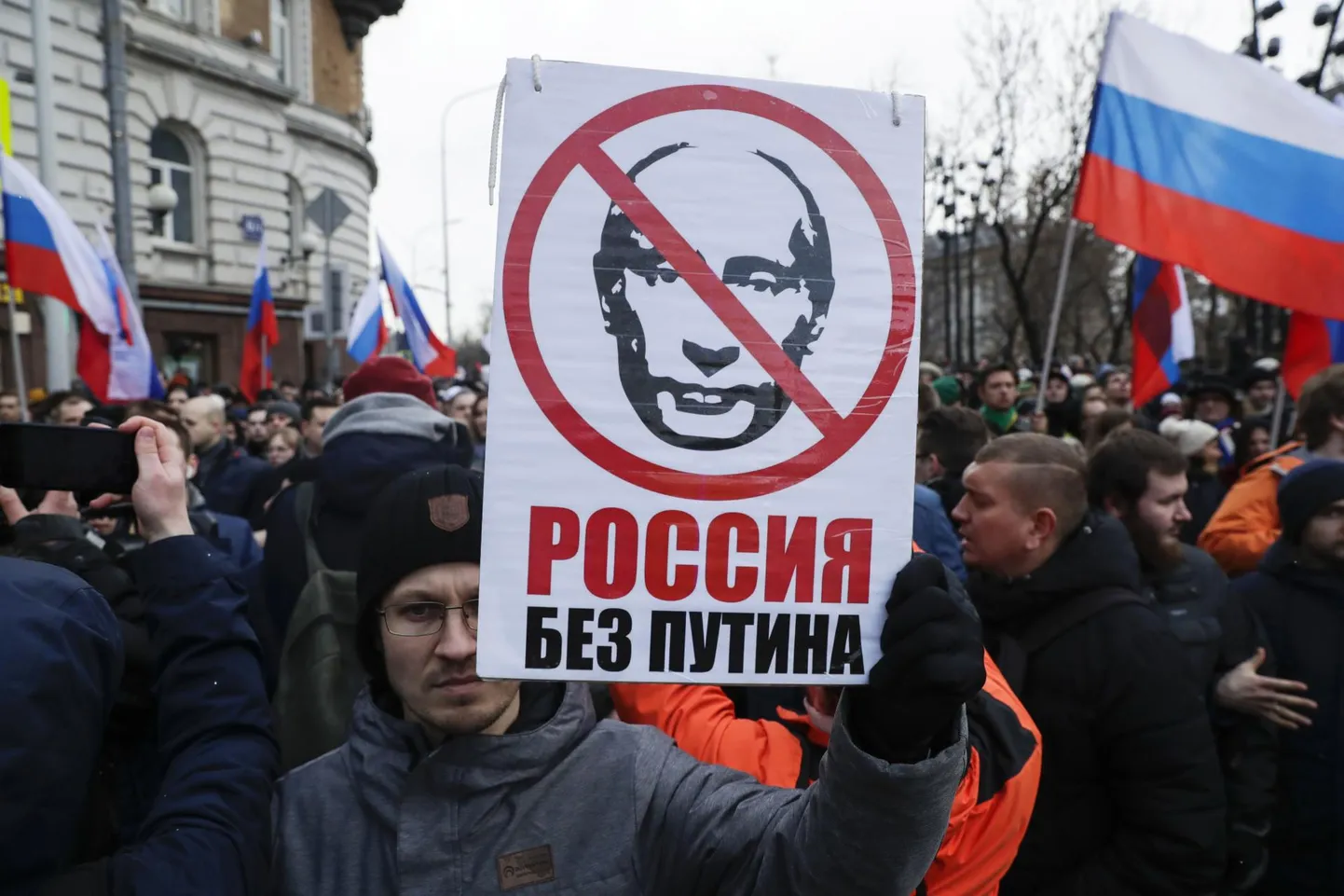 Moskvalane kandmas laupäeval toimunud opositsioonipoliitiku Boris Nemtsovi mälestusmarsil plakatit kirjaga «Venemaa ilma Putinita». 