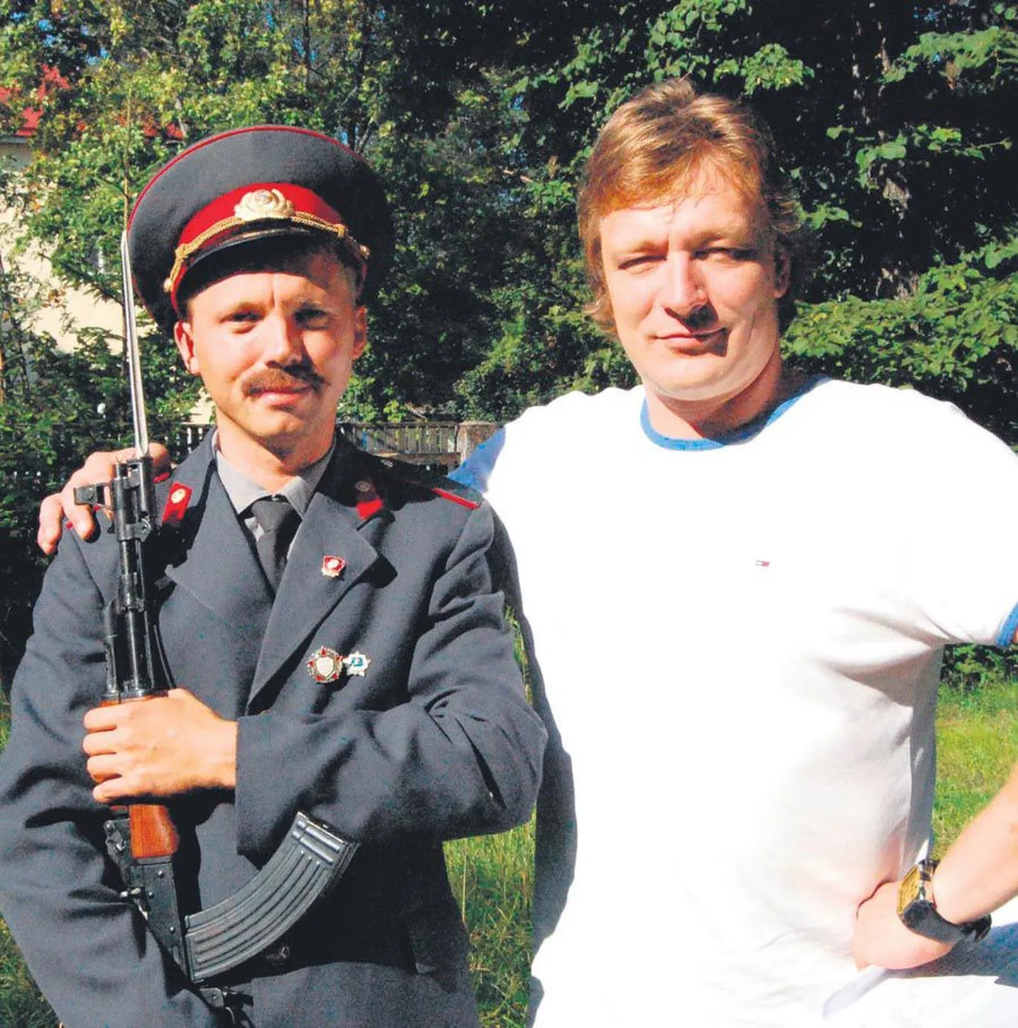 Seriaali «ENSV» lavastaja Ain Mäeots (paremal) võtteplatsil koos miilits Jürit kehastava Argo Aadliga.