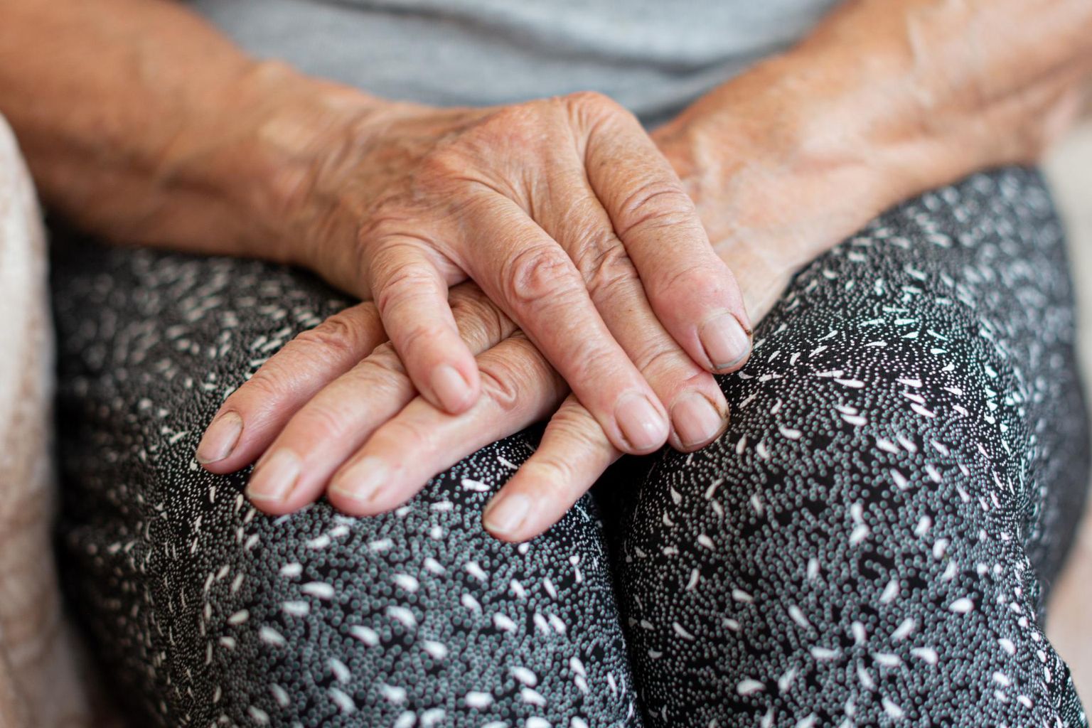 Tallinn, 31.07.2019.
Pensionär. Eakas. Jalutuskepp.
Old person with a cane, hands of older person.
Foto Tiina Oja, Postimees Grupp FOTO: Tiina Oja