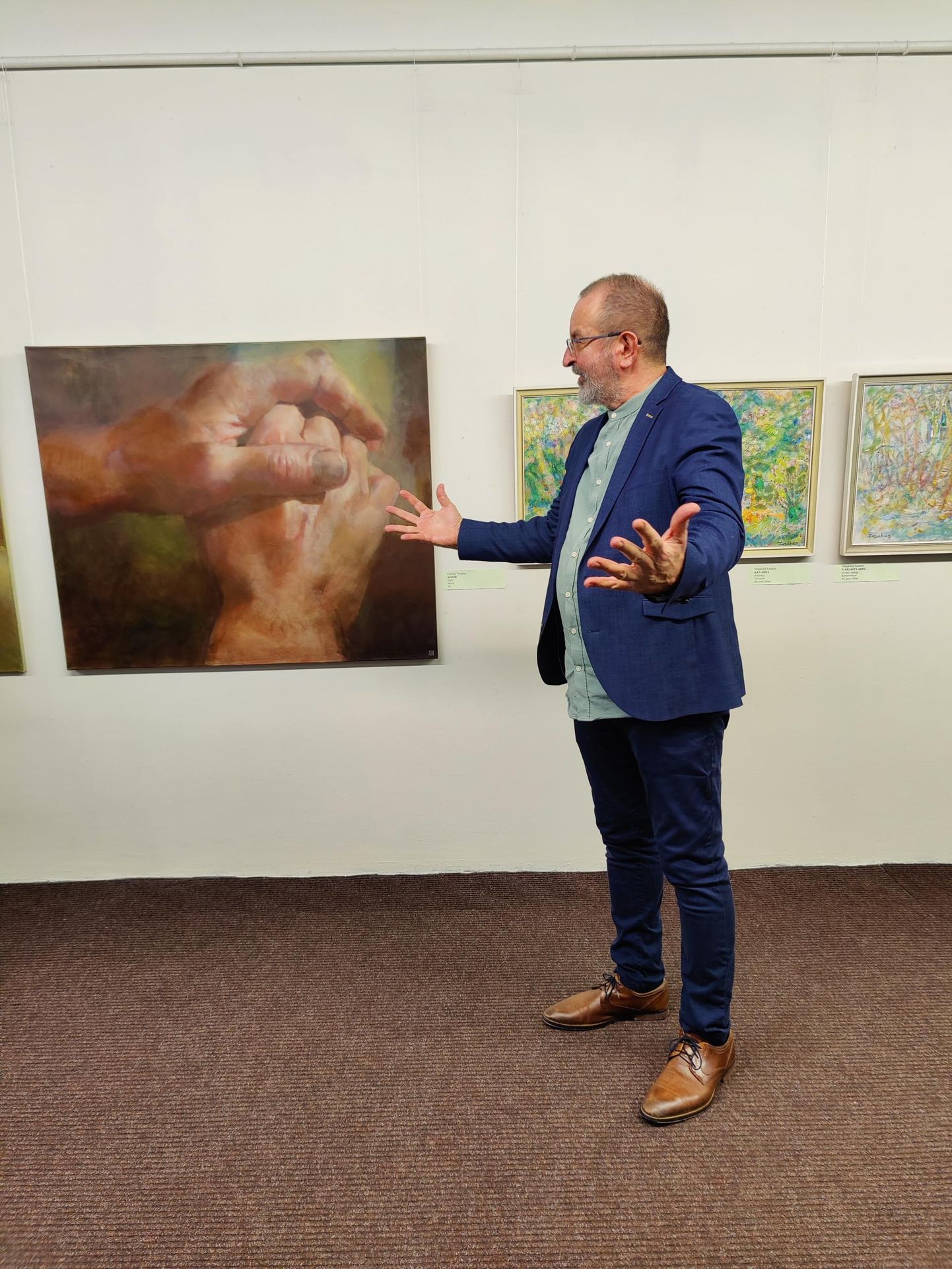 Oma tööd, maali, millel kujutatud käed, tutvustas Szolnoki kunstnikekoloonia juhataja ja kunstnik György Verebes. Näituse keskmes paikneva pronksist kuju «Pinge» autor on Gábor Benő Pogány.