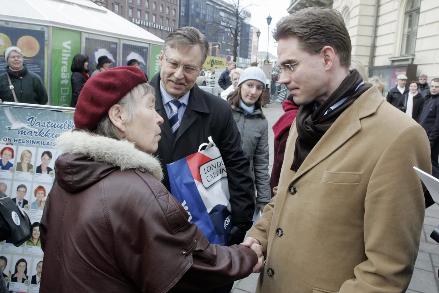 Koondpartei esimees Jyrki Katainen (paremal) koos erakonnakaaslase Pertti Salolaineniga.