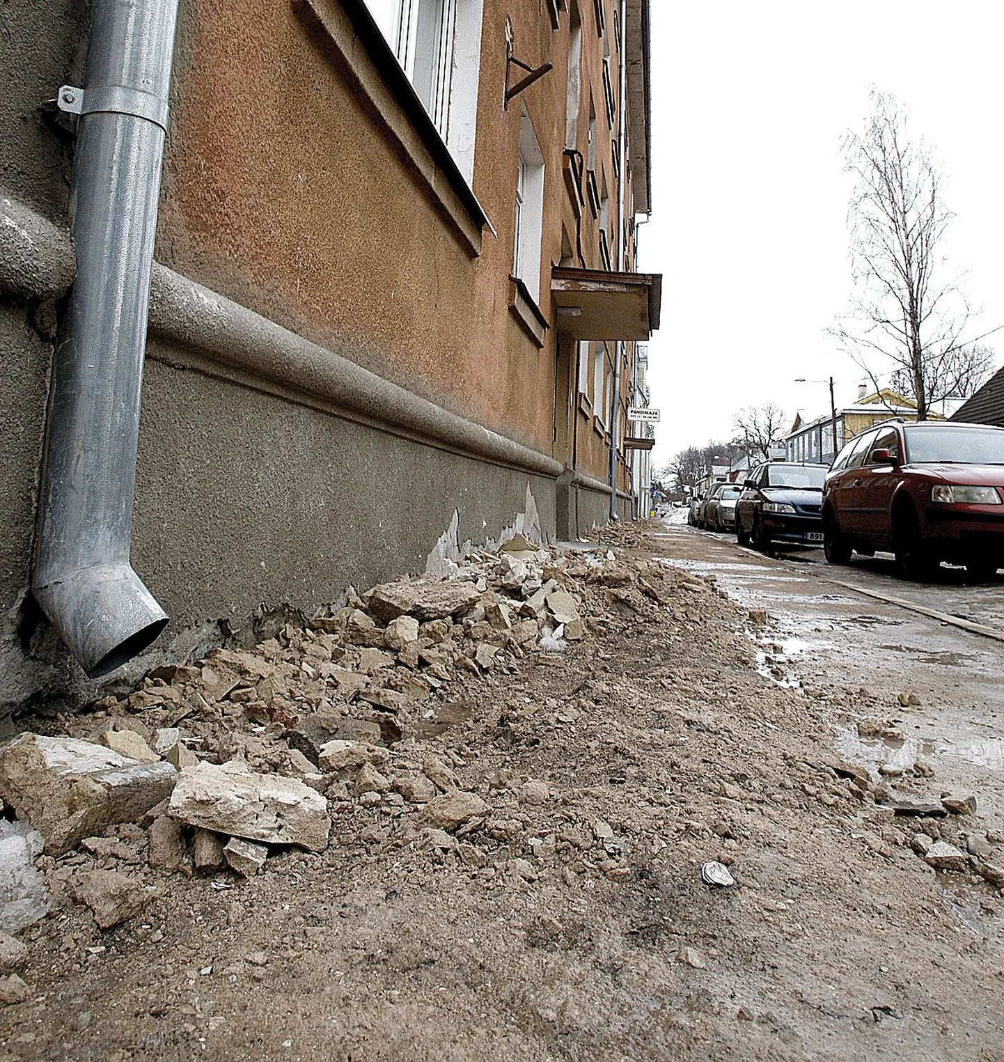 Kalevi 10 maja vundamendiäär on ühtlaselt krohvipuruga kaetud. Ametniku sõnul võeti kahtlane karniis ennetavalt maha.