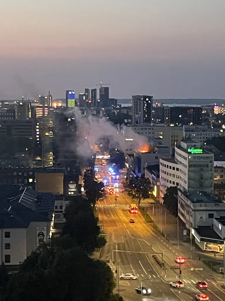 Pärnu maanteel põles hoone.