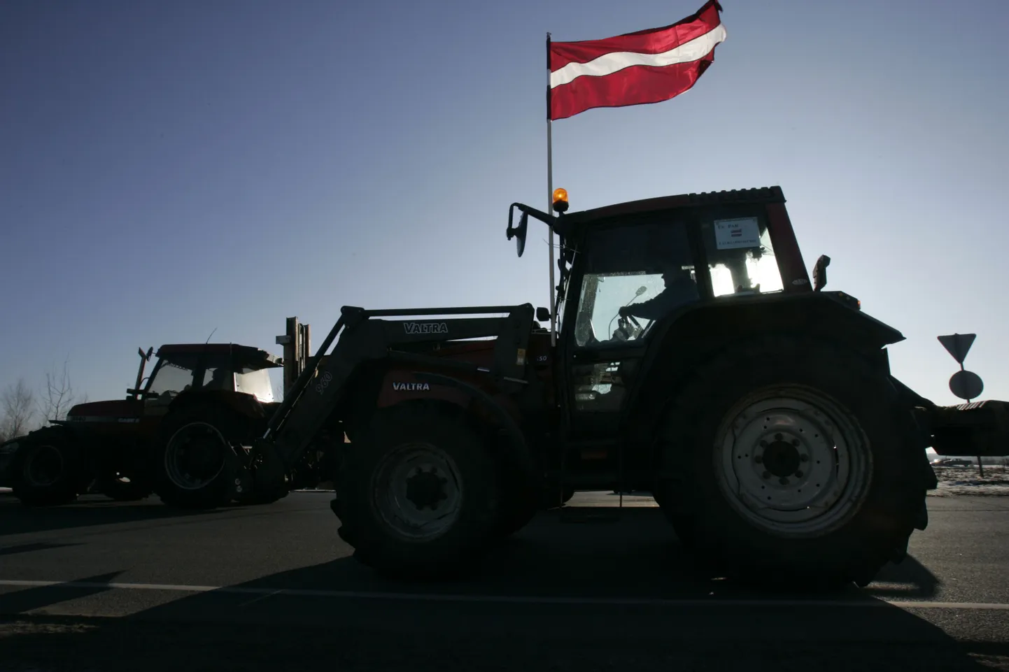 Protestivad talumehed teel Riiga