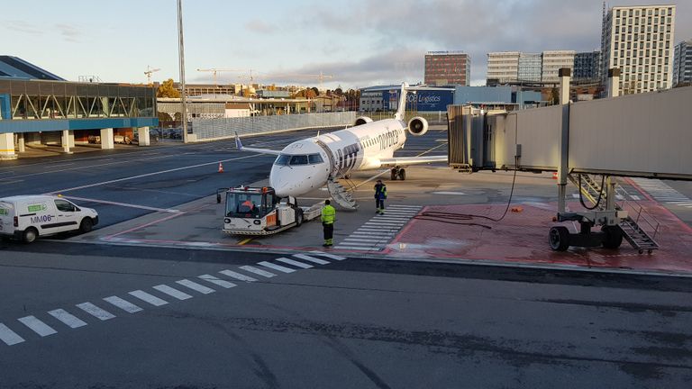 Lennuki pukseerimine Tallinna Lennujaamas.