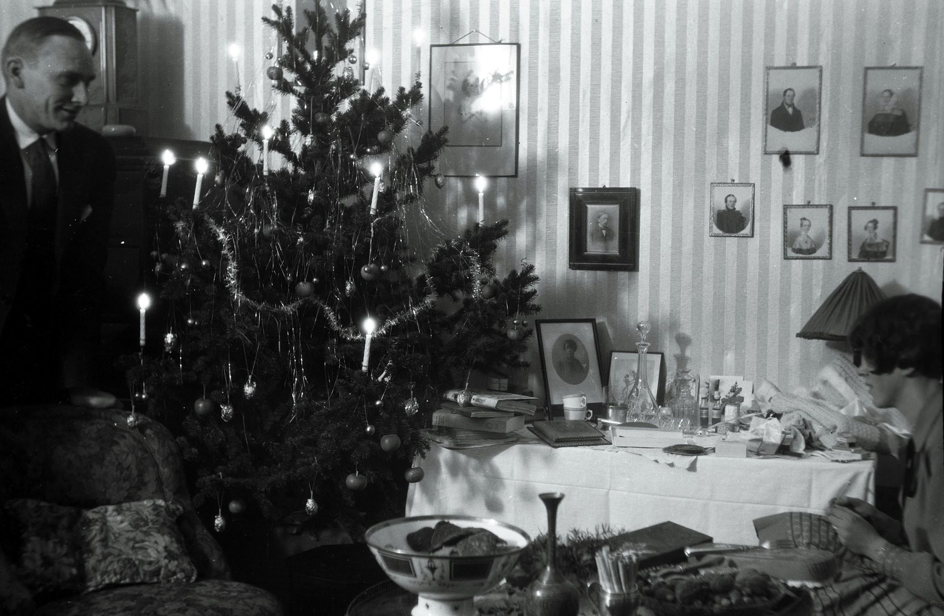 Linnarahva jõulud 1927-1928. Maarahvas tõi jõulude ajal õled elutuppa, aga linnainimeste stiil oli šikk.