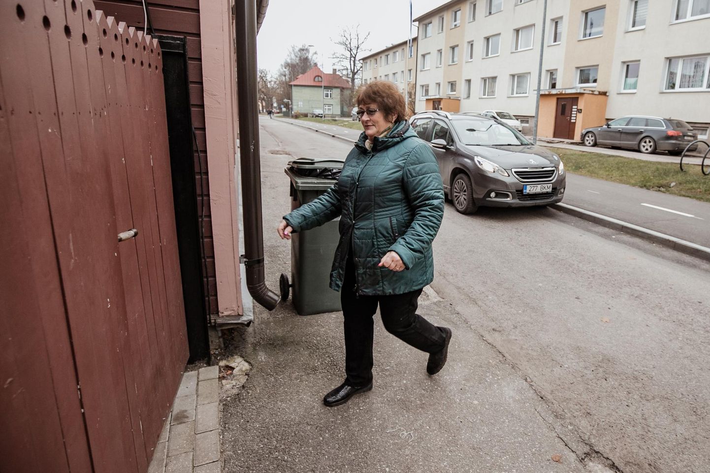 Ainsa vastutulekuna asendas Pärnu linnavalitsus peatumise keelumärgi parkimist keelavaga, et ­Taimi Vahenurm ega tema naabrid liikluseeskirju ei rikuks, kui värava avamiseks auto korraks keset kitsast teed seisma jätavad.