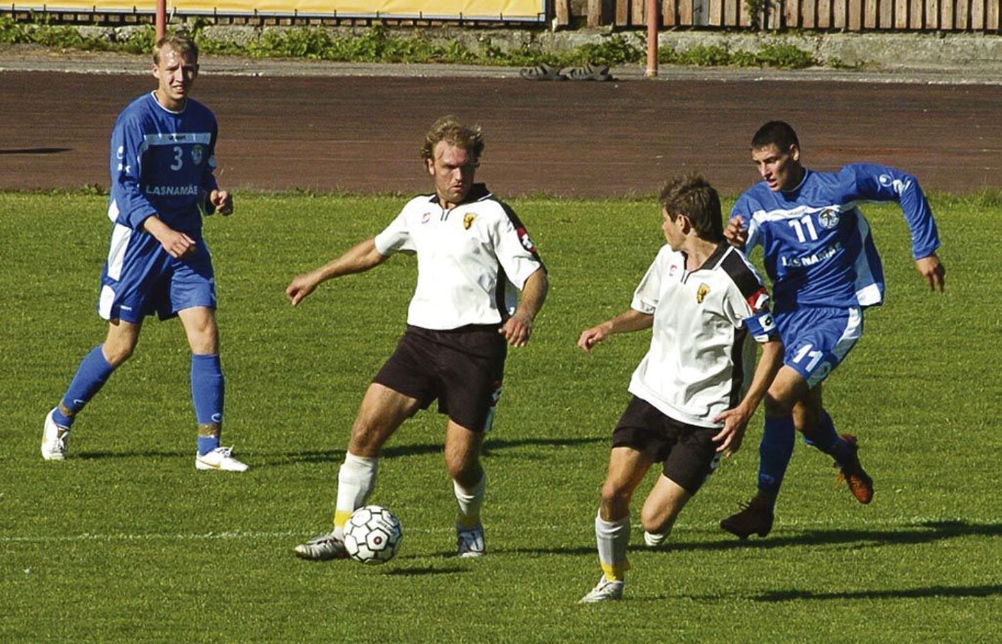 Viimati pallis Pärnu esindusmeeskond Vapruse (pildil valges) nime all meistriliigas 2008. aastal, kui liigas saadi üheksas koht.