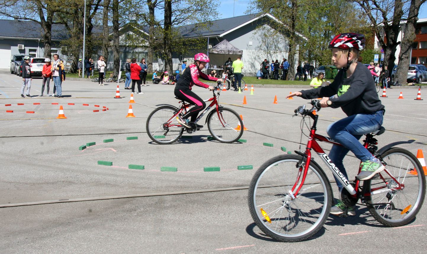 В рамках соревнования "Vigurivänt" молодых велосипедистов обучают уже почти два десятилетия, и можно надеяться, что более умелое управление велосипедом и знание ПДД помогли предотвратить немало аварий.