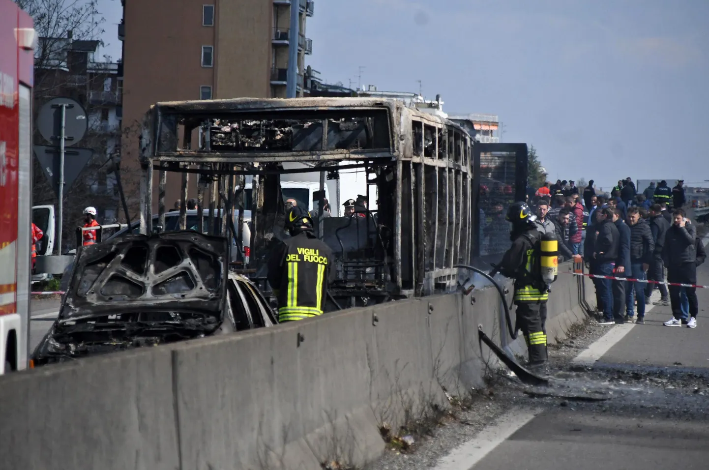 Aizdedzinātais autobuss.