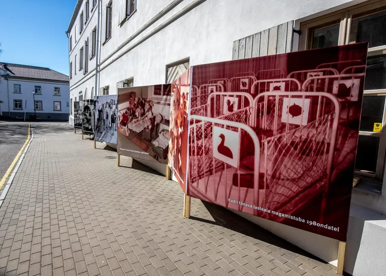 Põhja tänav, Pärnu linn 22APR2020 Pärnu muuseum avas sel nädalal uue näituse. Õigemini: sissejuhatava väljapaneku olude sunnil sügisesse lükatud seeriast, mis esitleb Pärnu koolieelsete lasteasutuste ajalugu. Näitust “Suureks kasvamise kunst” saab praegu kaeda mäluasutuse taga ehk Põhja tänava poolsel küljel. Fotod
