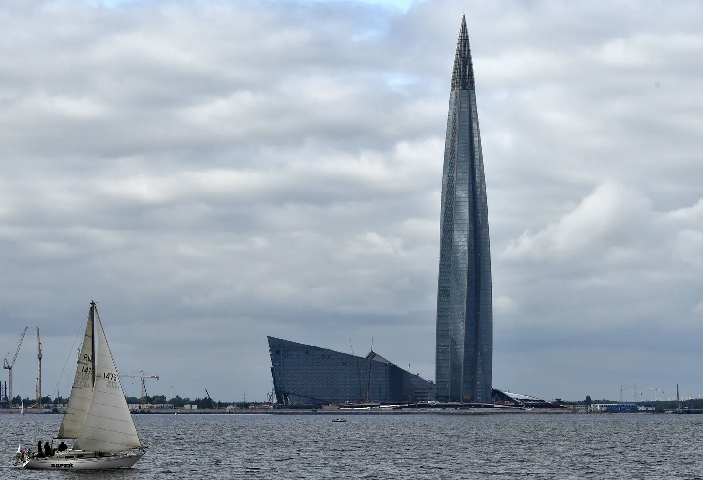Lakhta Center Peterburis, kuhu Gazprom kolis 2021. aastal Moskvast oma peakorteri. Tegu on Euroopa ja Venemaa kõrgeima hoonega, mis küünib 462 meetri kõrgusele.