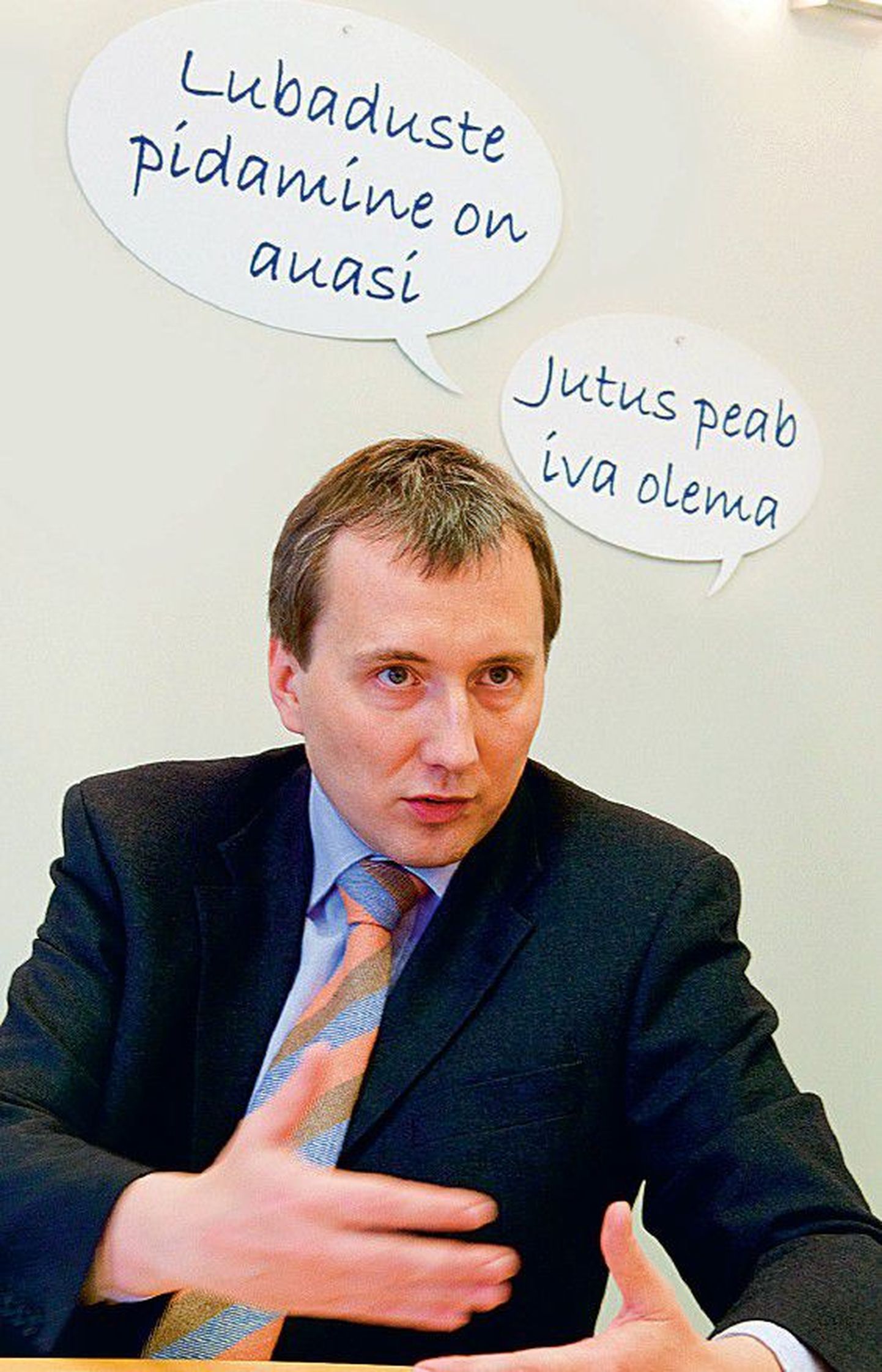 Eesti Energia juht Sandor Liive andis Postimehele intervjuu firma nõupidamiste saalis. Seinal rippuvad kirjad peavad kajastama ettevõtte tõekspidamisi.