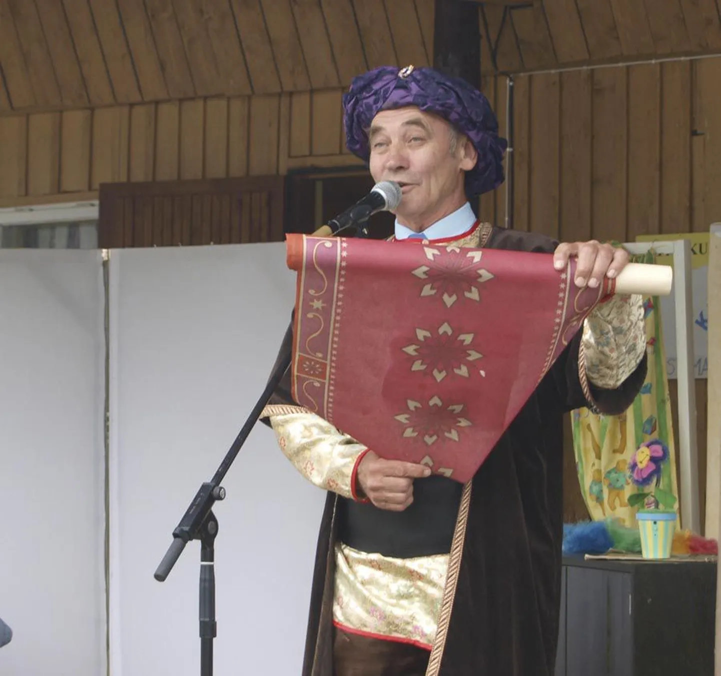 Teatripäevade peakorraldaja Romeo Mukk oli mullusel festivalil võõrustajana muinasjutust tuttava Väikese Muki kostüümiga.