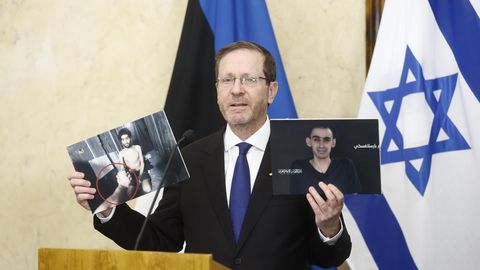 OTSEPILT JA FOTOD ⟩ Karis ja Iisraeli president annavad ühise pressikonverentsi