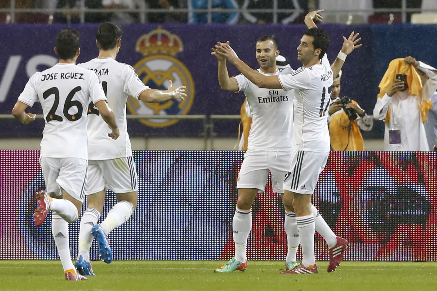 Madridi Reali mängumehed tähistamas PSG vastu löödud väravat.