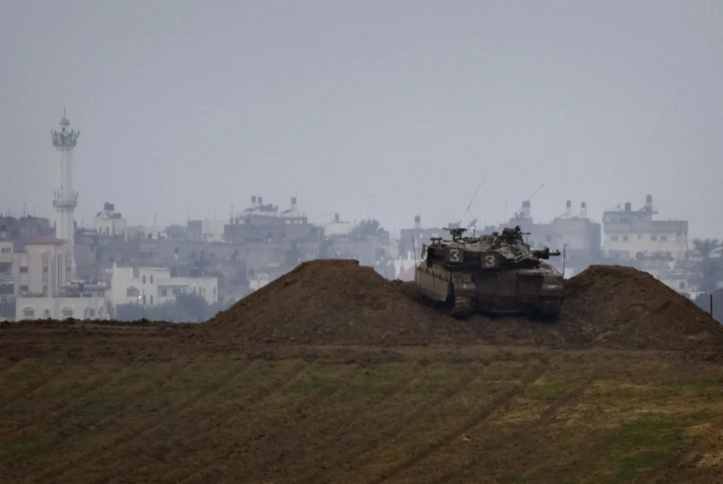 Iisraeli tank positsioonil Gaza piiri lähedal.