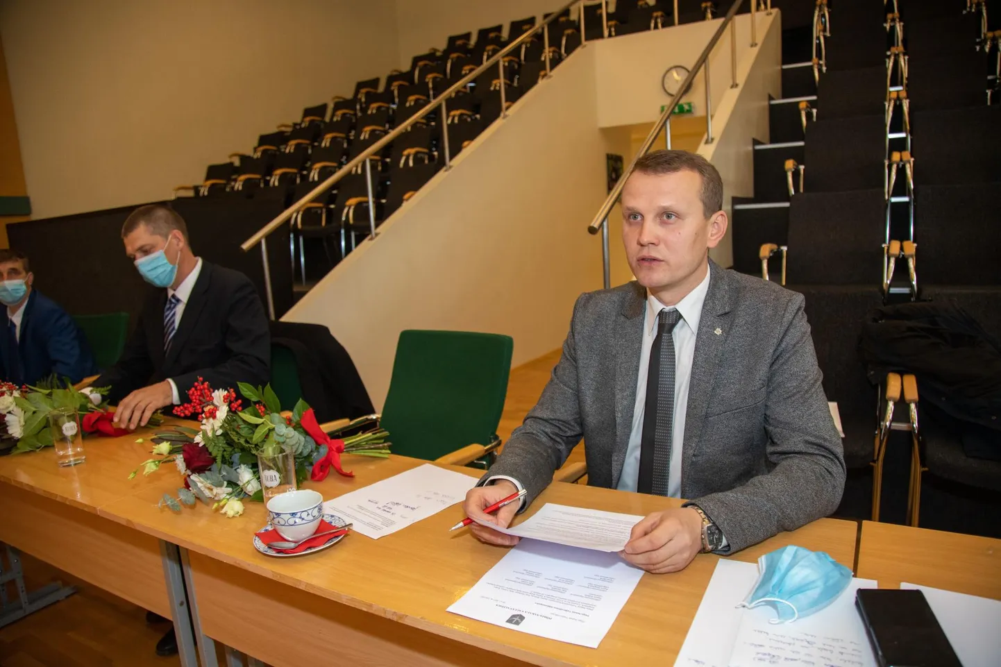 Põhja-Sakala volikogu istungil valiti komisjonidele liikmed, kuid sellest tekkis konflikt.