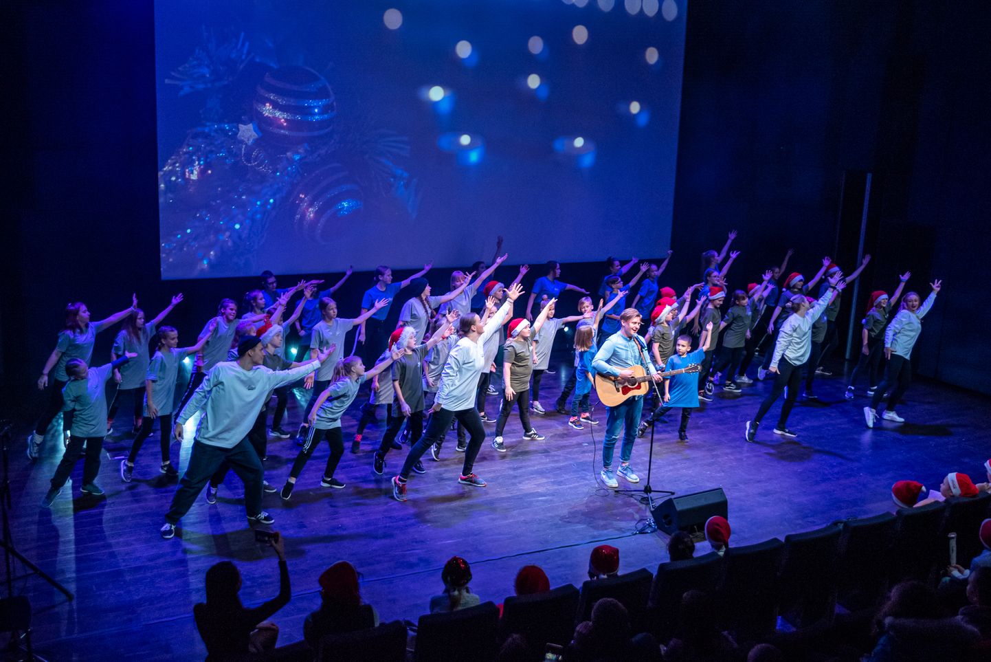 Heategevuslik kontsert "Tartu tantsib" kogus koos Tartu kolme kooliga toetust haruldaste haigustega lastele.
