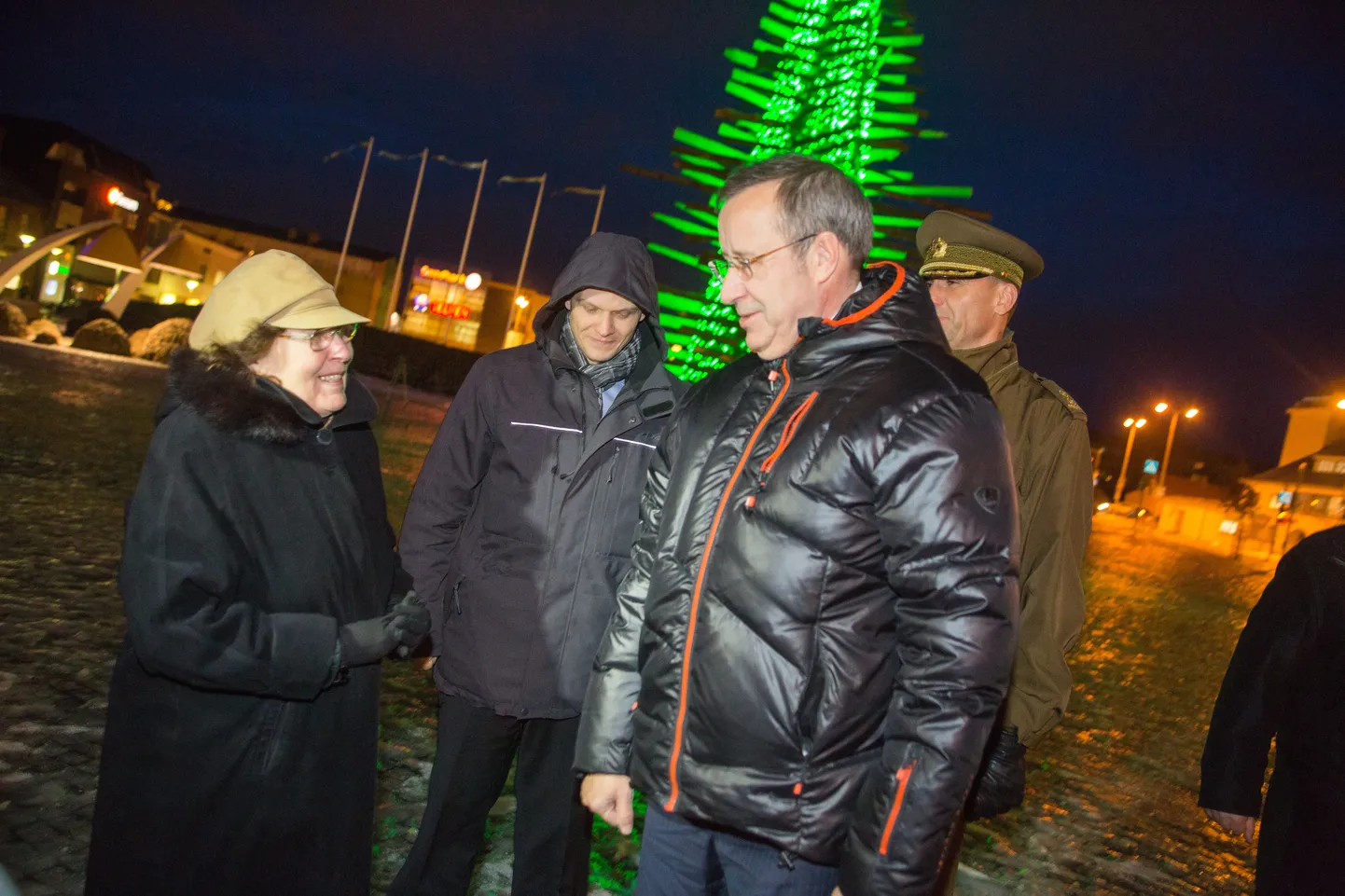 President Toomas Hendrik Ilves Rakvere omapärast jõulukuuske uudistamas.