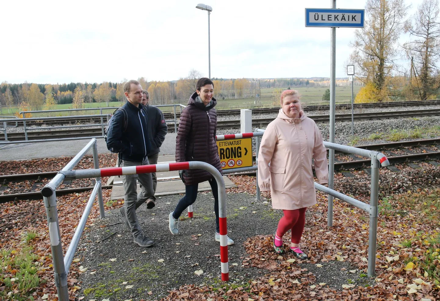 Elroni juht Merike Saks (keskel) ning müügi- ja arendusjuht Ronnie Kongo (vasakul) kohtusid eile Kaspri talunike Ragne Kärner-Neevitsa (roosas jopes) ja Ormi Neevitsaga (tagumine).